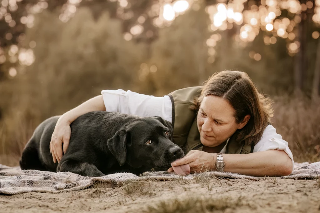 Hundeshooting Münster – Hundefotografin Silke Schmitt mit ihrem Labrador outdoor