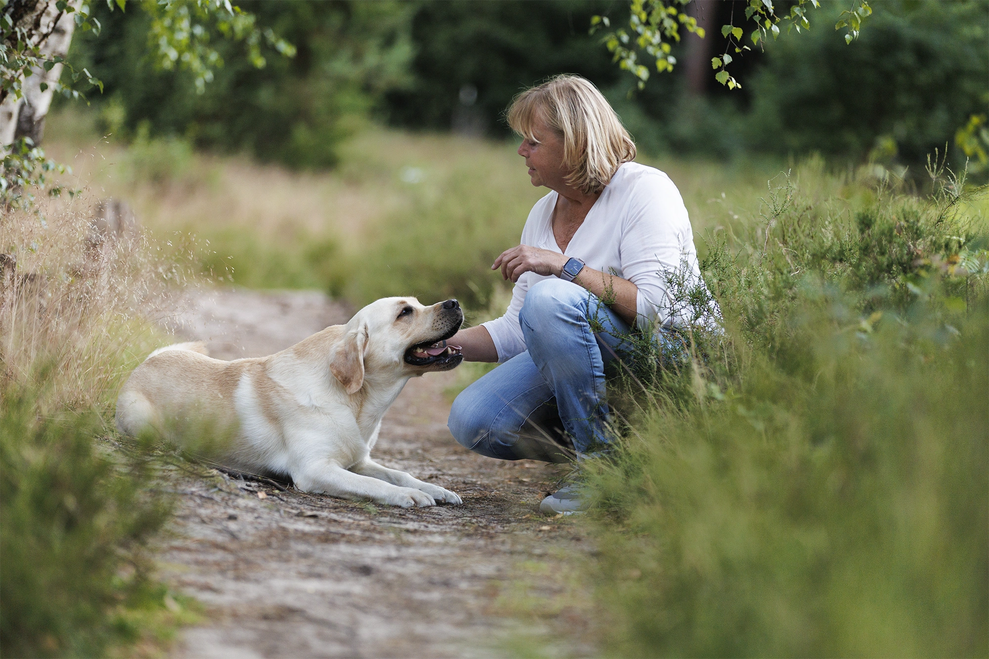 Sylvia beim liebevollen Spiel mit ihrem Labrador Theo nach einem entspannten Hundeshooting.