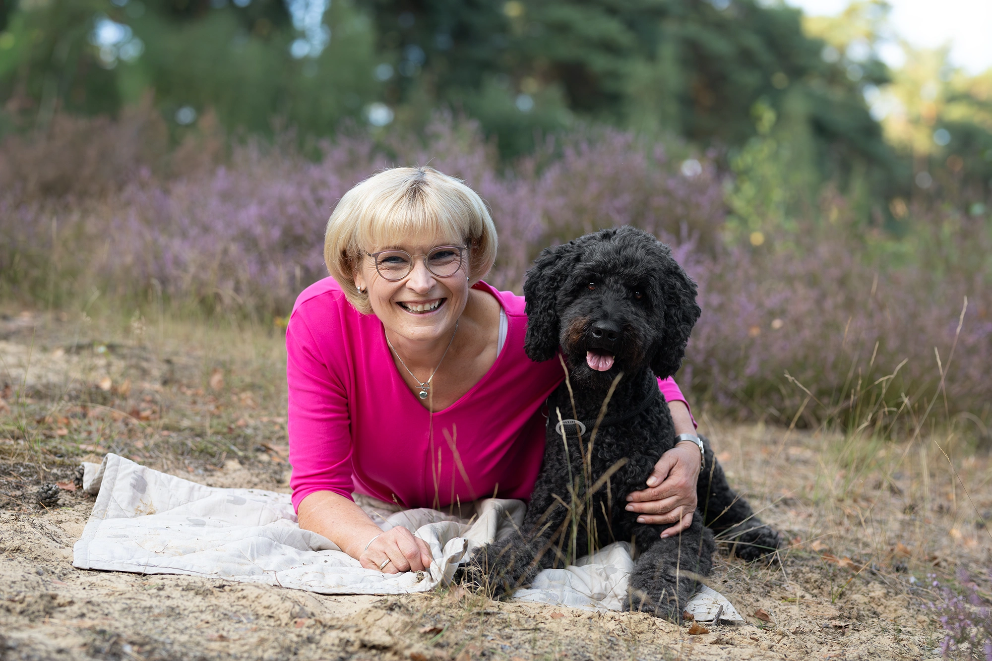 Karin und ihr Labradoodle: Ein emotionales Mensch-Hund-Shooting als Geburtstagsgeschenk in Münster.