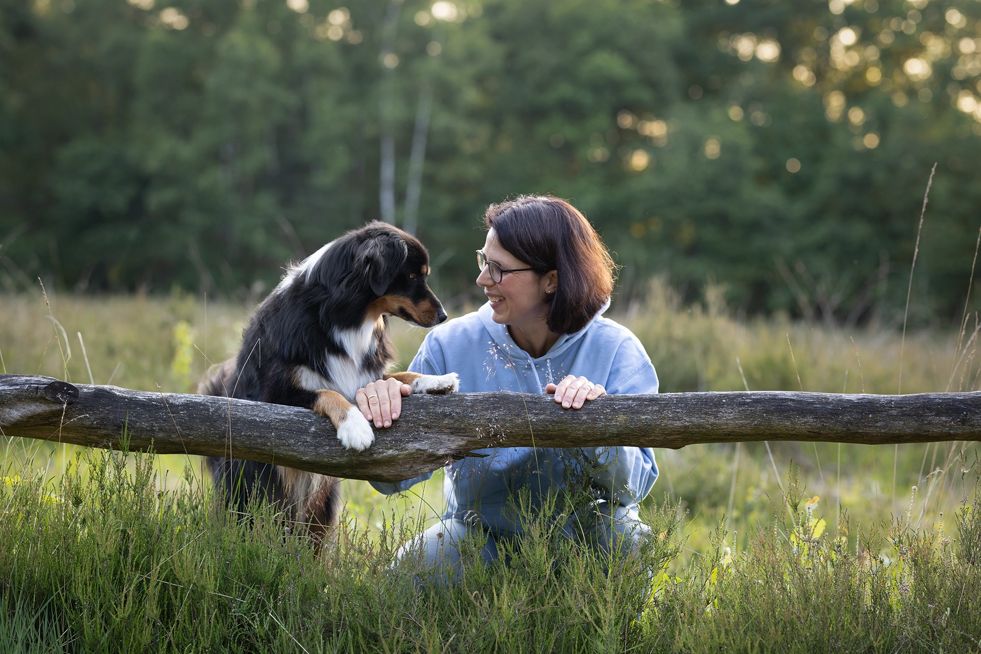 Business- und Privataufnahmen von Therapeutin Mareike mit ihrem Australian Shepherd Mio.