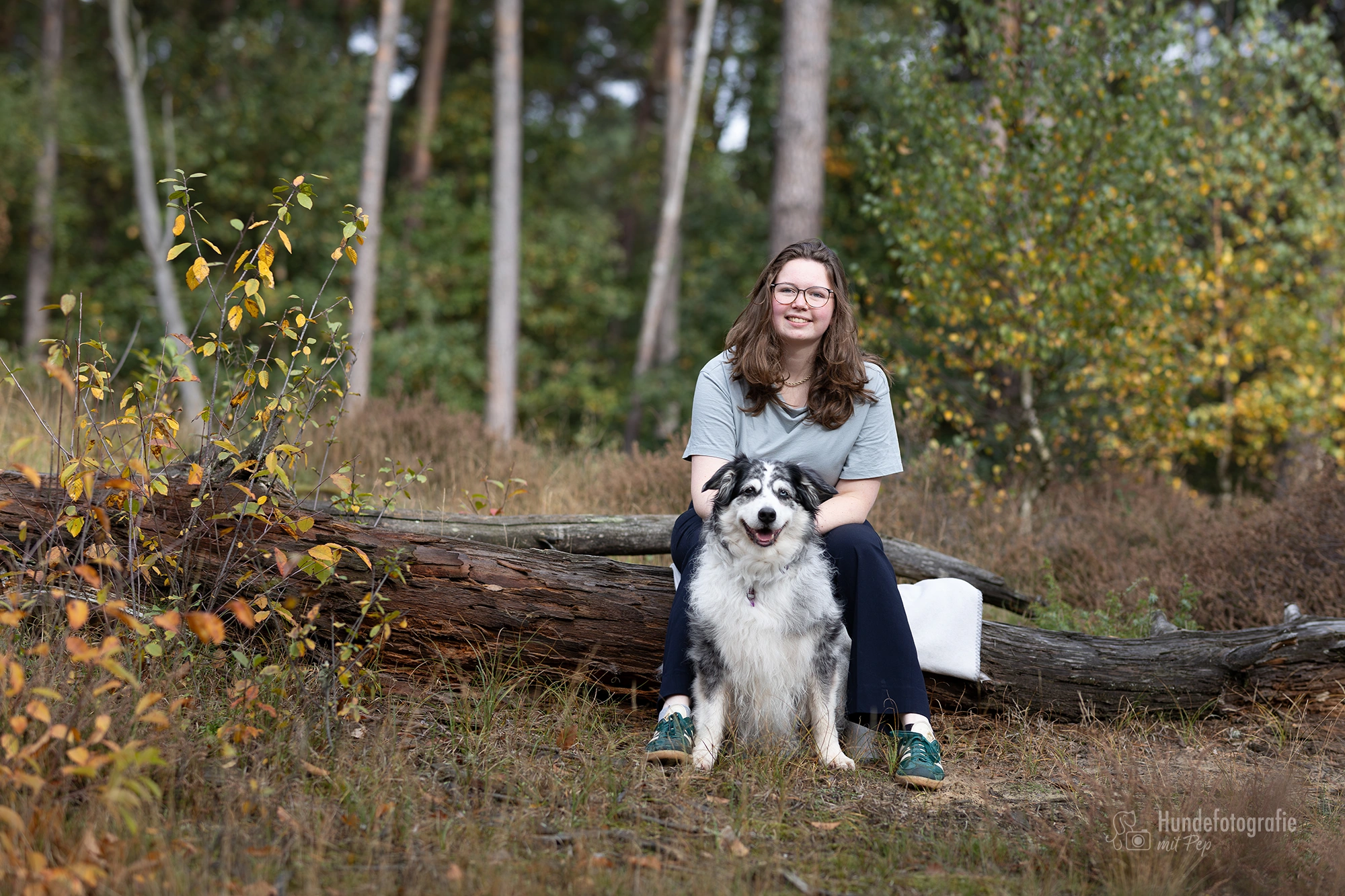 Senior-Shooting Münster – junge Frau mit altem Hund in der Natur
